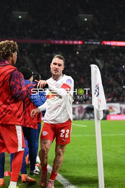 Spieler begrüßt Teamkollegen