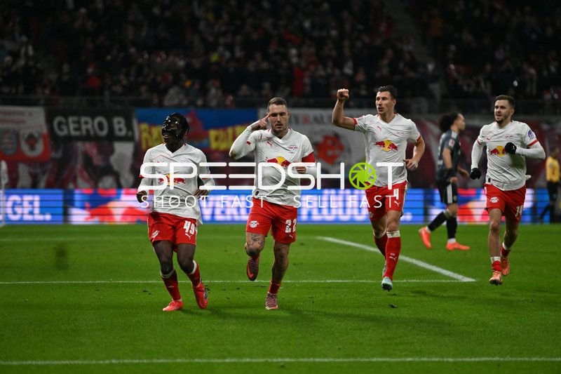 RB Leipzig jubelt gemeinsam