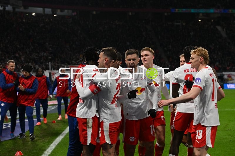 Spieler feiern gemeinsam