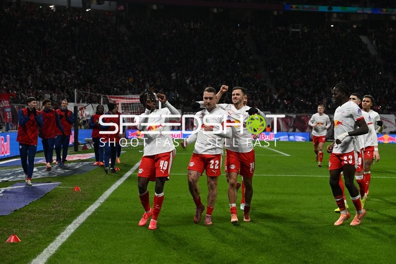 Spieler feiern gemeinsam