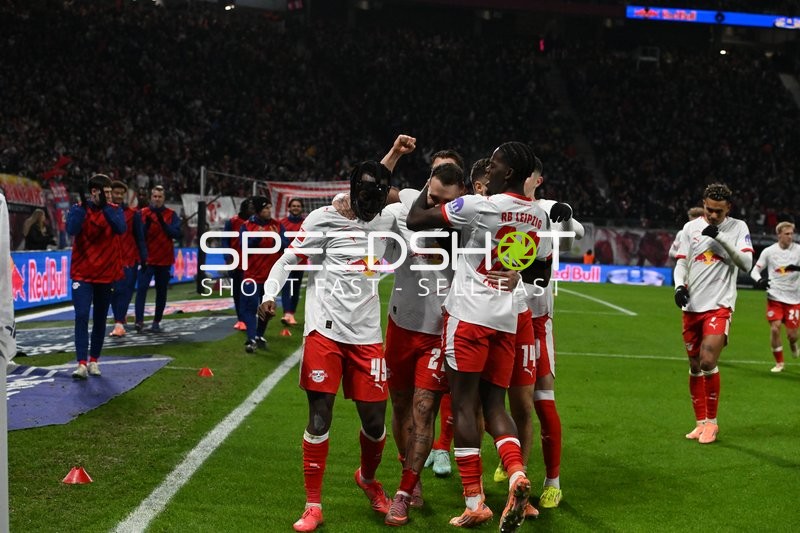 Spieler feiern Torjubel