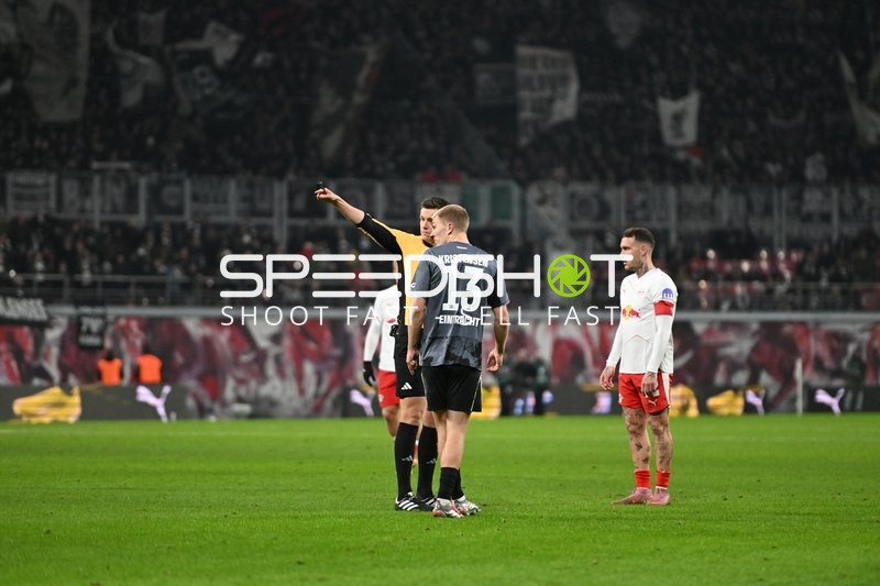 Schiedsrichter zeigt Karte