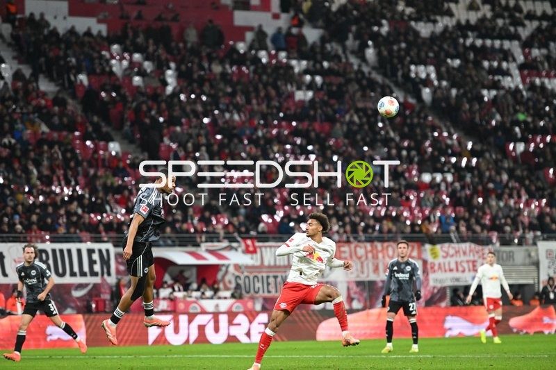 Kopfball-Duell im Spiel