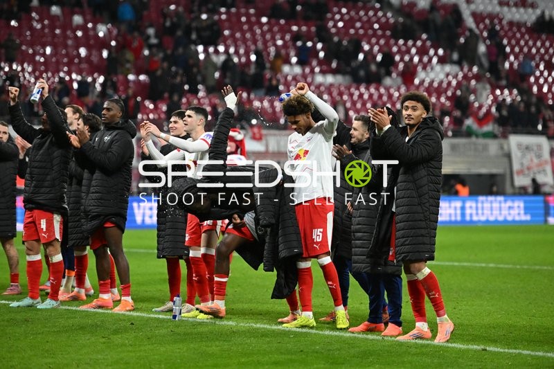 Spieler feiern gemeinsam