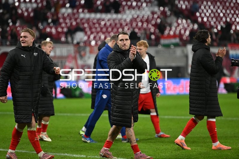 Spieler applaudieren nach Spiel