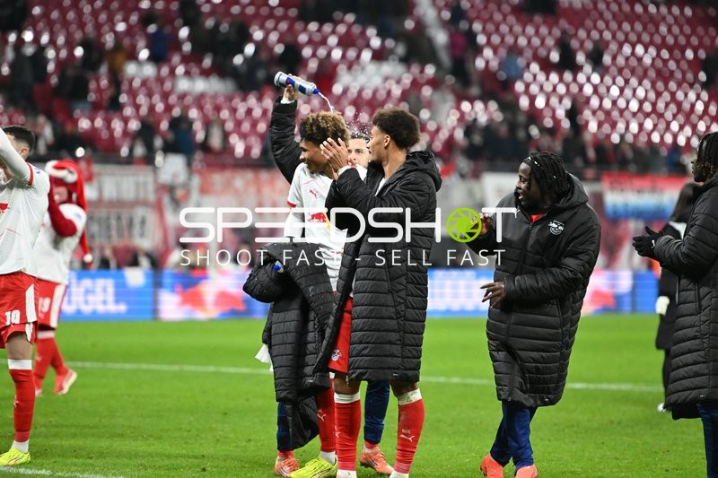 Spieler feiern gemeinsam