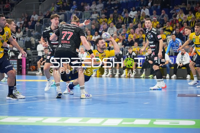 Jannik Kohlbacher (80; Rhein Neckar Löwen) mit Ball