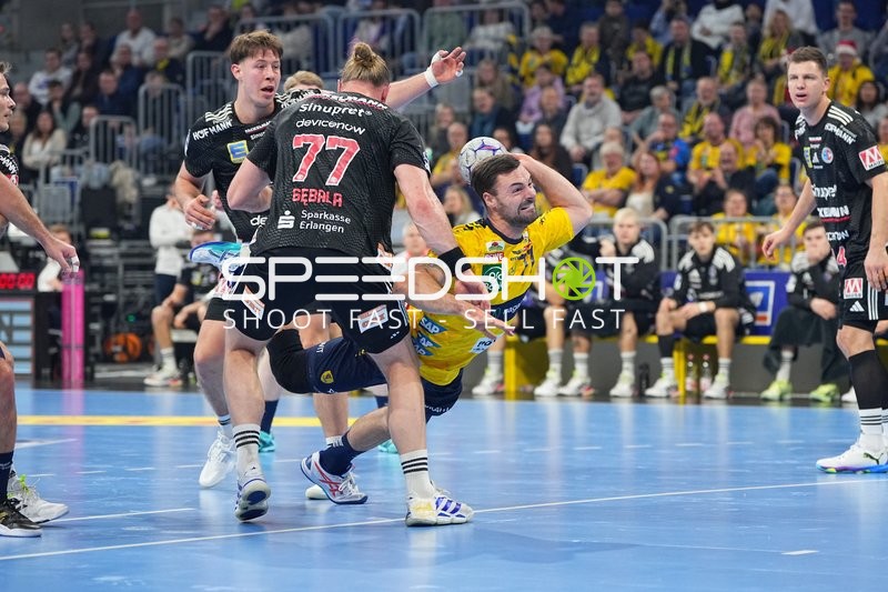 Handball-Szene mit Dani Baijens (77; Rhein Neckar Löwen), Florian Scheerer (10; HC Erlangen) und Christoph Steinert (44; HC Erlangen)