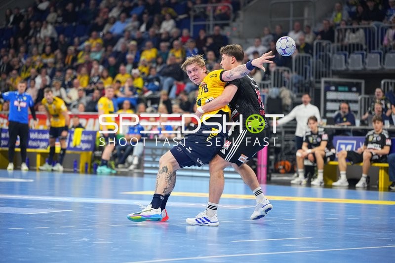 Handball-Szene mit Edwin Aspenbäck (78; Rhein Neckar Löwen) und Florian Scheerer (10; HC Erlangen)