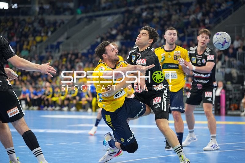 Handball-Szene mit Dani Baijens (77, Rhein Neckar Löwen) und Florian Scheerer (10; HC Erlangen)