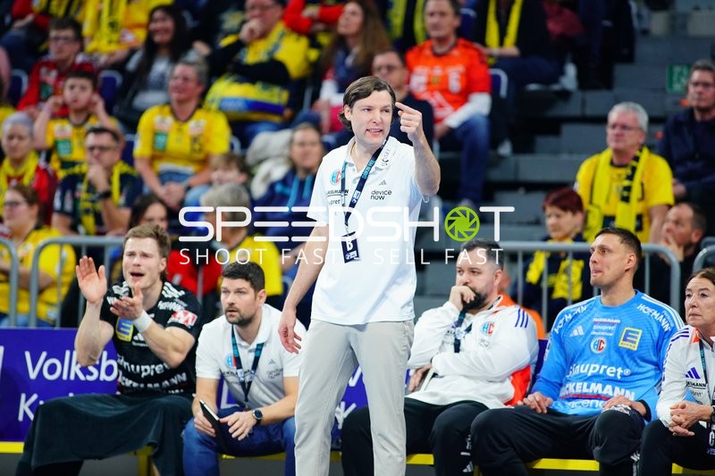 Trainer Johannes Sellin (0; HC Erlangen) gibt Anweisungen