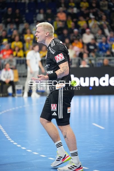 Marek Nissen (6, HC Erlangen) diskutiert mit Schiedsrichter