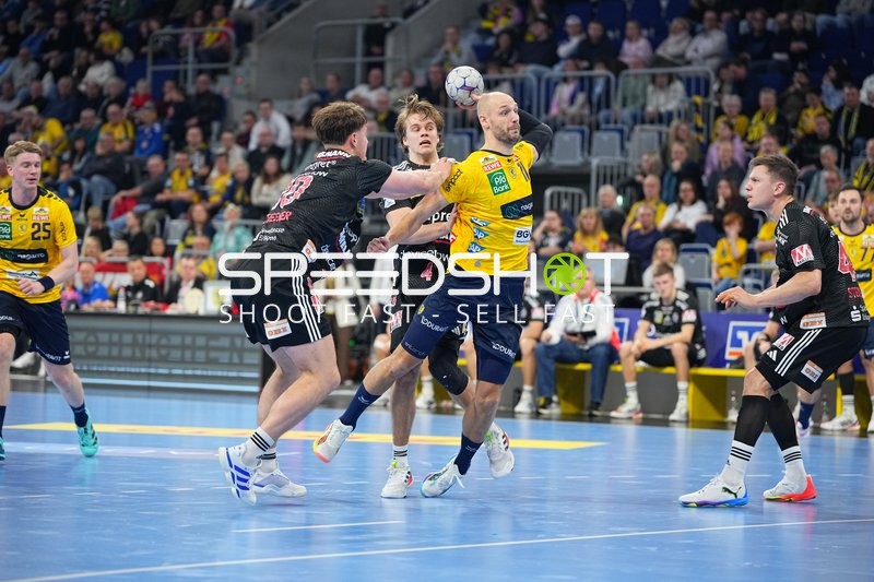Handball-Szene mit Lukas Sandell (11; Rhein Neckar Löwen), Stephan Seitz (44; HC Erlangen) und Haukur Thrastarson (25; Rhein Neckar Löwen)