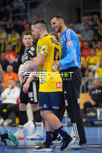 Handball-Szene mit Jannik Kohlbacher (80, Rhein Neckar Löwen) und Khalifa Ghedbane (96, HC Erlangen)