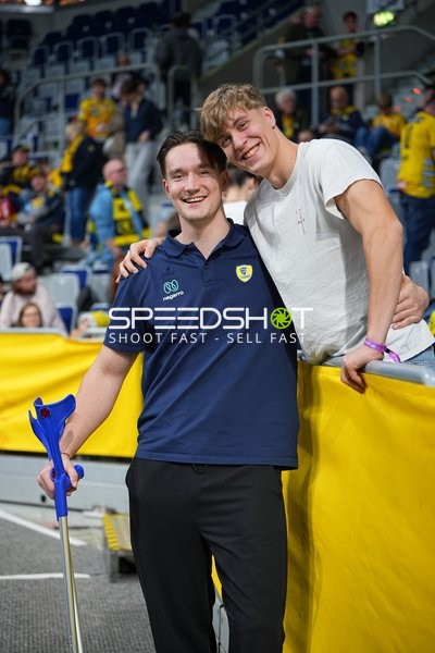 Robert Timmermeister (7; Rhein Neckar Löwen) steht mit Krücken am Spielfeldrand