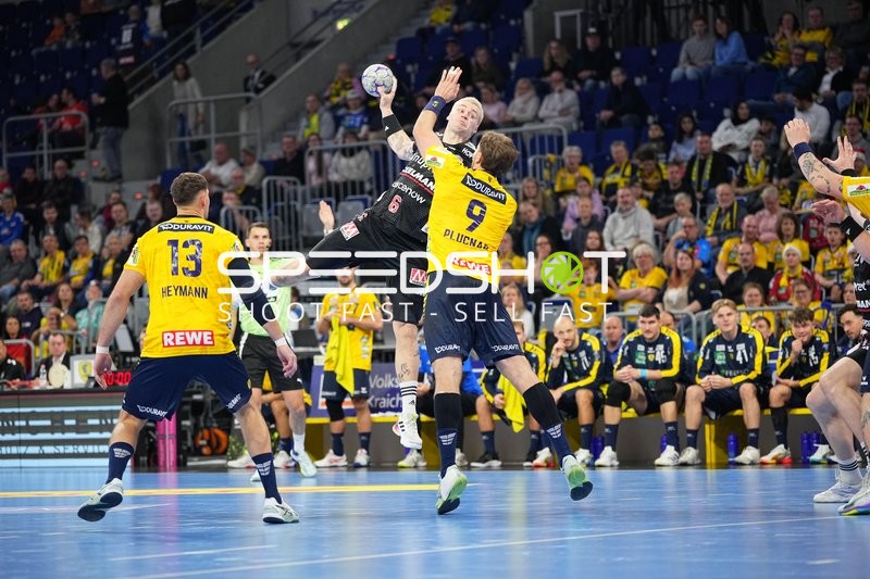 Handball-Szene mit Marek Nissen (6; HC Erlangen) und Steven Plucnar Jacobsen (9; Rhein Neckar Löwen)