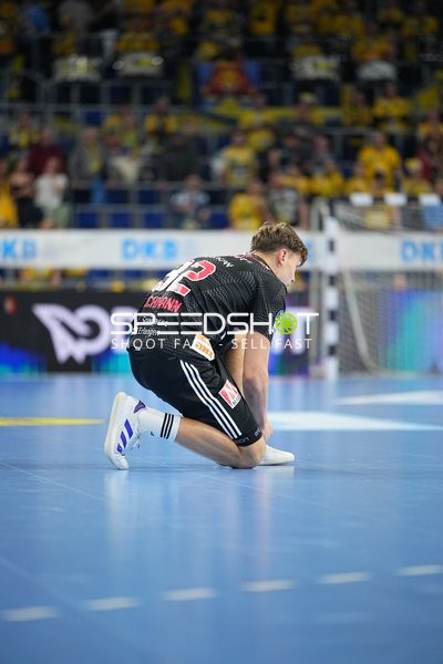 Maxsim Lochman kniet auf dem Spielfeld