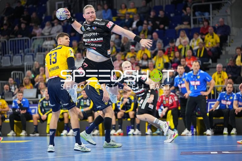 Maciej Gebala (77, HC Erlangen) wirft aufs Tor