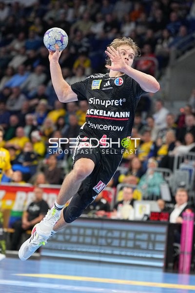 Andri Runarsson wirft aufs Tor