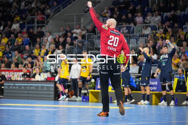 Torwart Mike Jensen (20; Rhein Neckar Löwen) hebt die Faust