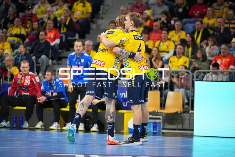 Handball-Szene mit Mathias Larson (4; Rhein Neckar Löwen) und Edwin Aspenbäck (78, Rhein Neckar Löwen)
