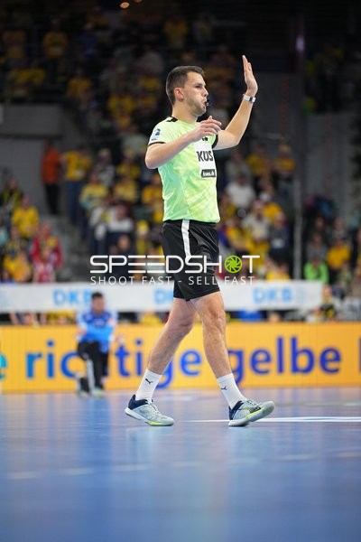 Schiedsrichter auf dem Spielfeld