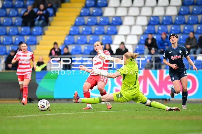 Torwartin wehrt Schuss ab