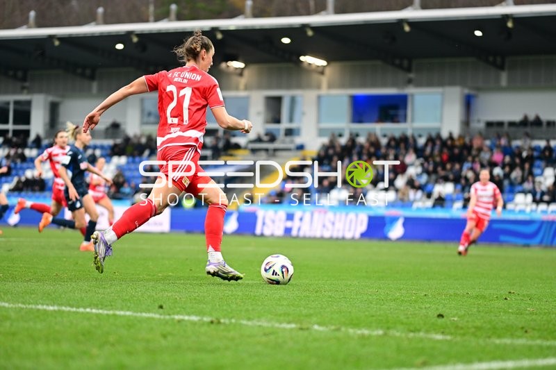Spielerin mit Ball am Fuß