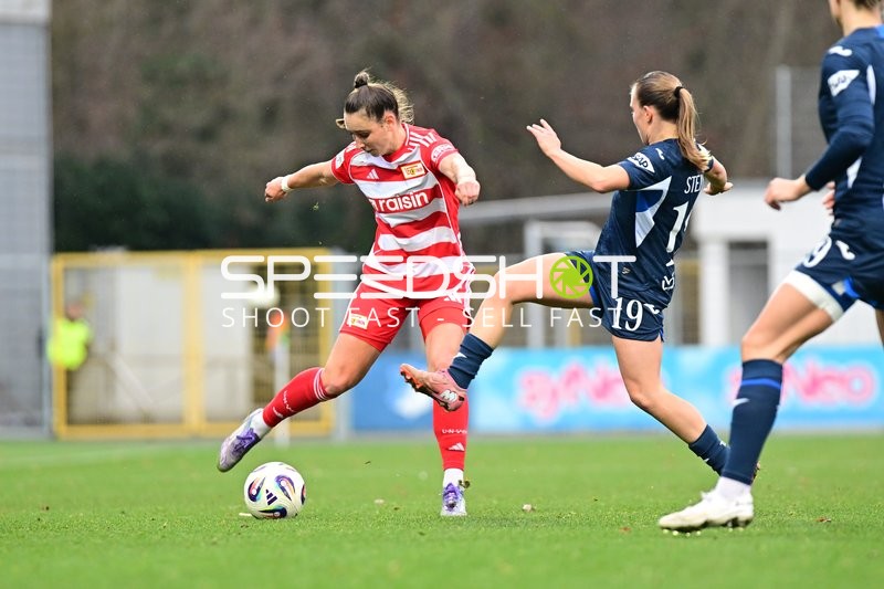 Zweikampf zwischen Spielerinnen