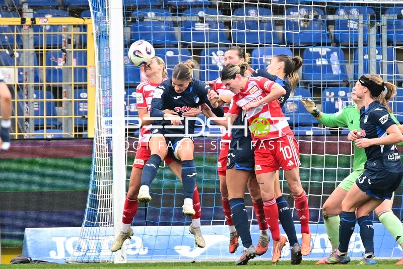 Kopfball-Duell vor Tor