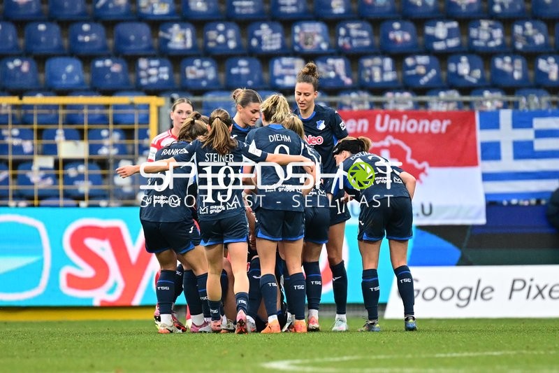 Spielerinnen im Teamgespräch