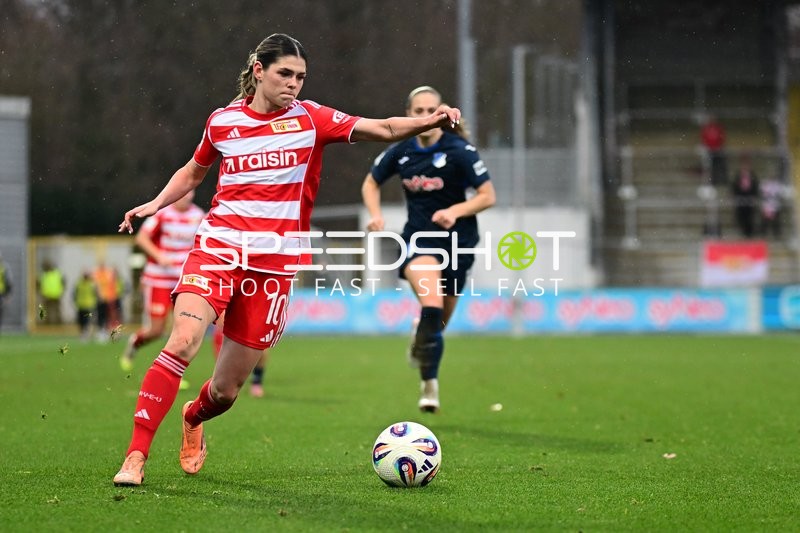 Ballkontrolle von Eileen Campbell (10; 1. FC Union Berlin)