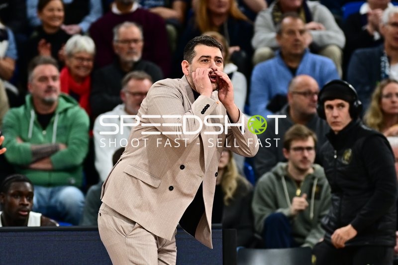 Szene mit Konstantinos Papazoglou (999; Basketball Löwen Braunschweig) und Barra Njie (13; Basketball Löwen Braunschweig)