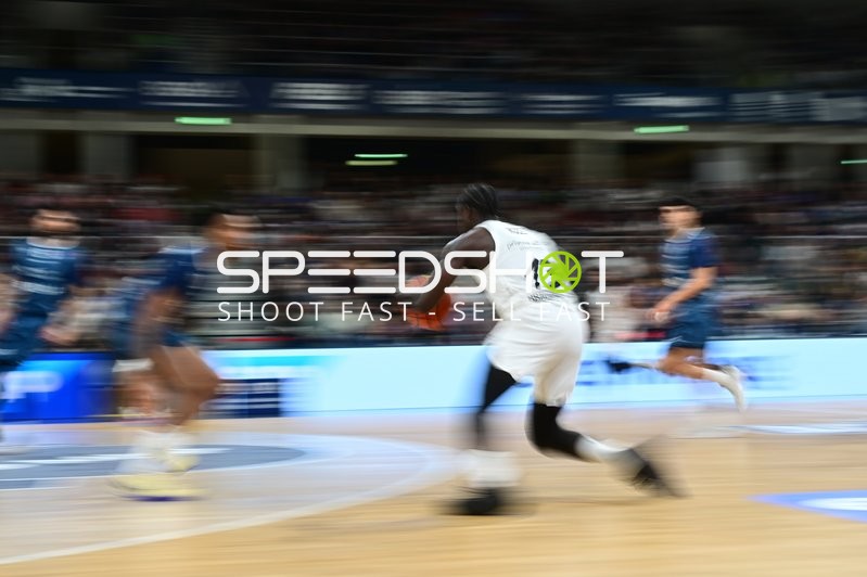 Barra Njie (13; Basketball Löwen Braunschweig) mit Ball in Aktion