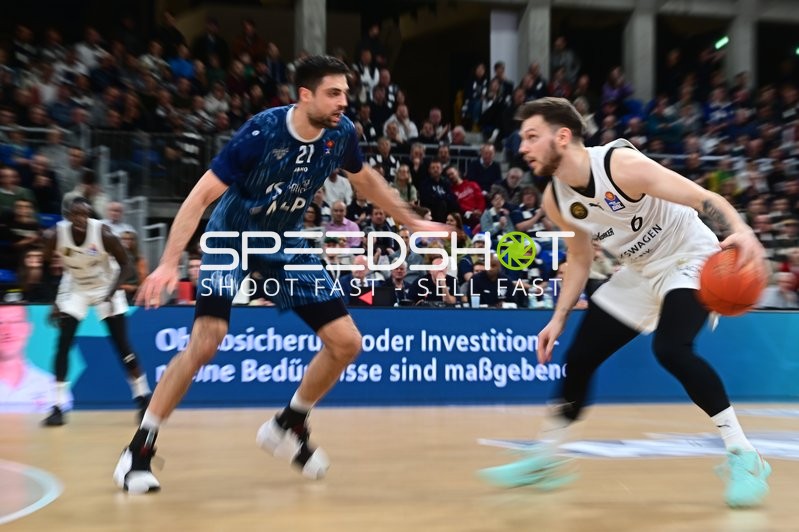 Mateo Seric (21; MLP Academics Heidelberg) und Ferdinand Zylka (6; Basketball Löwen Braunschweig) in Aktion
