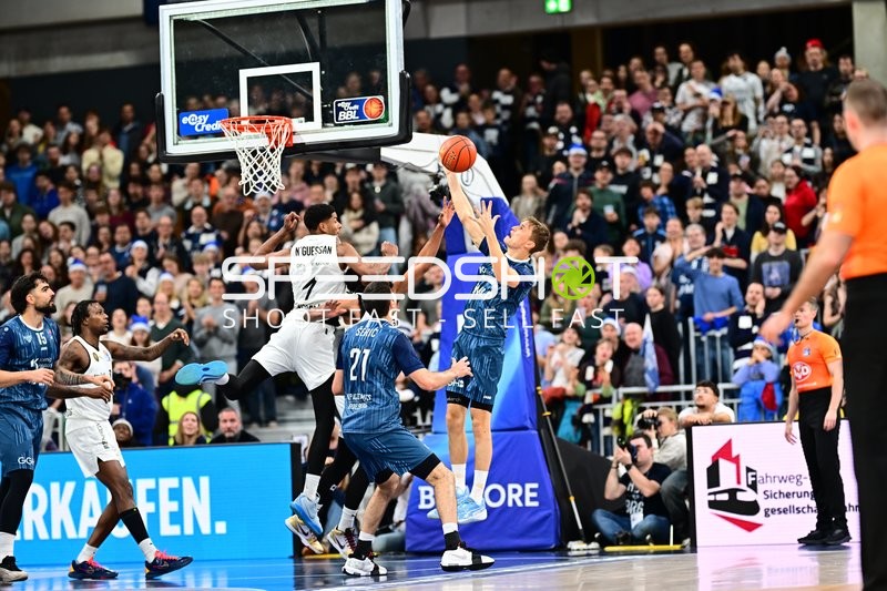 Josh Hawley (3; Basketball Löwen Braunschweig) mit Wurf