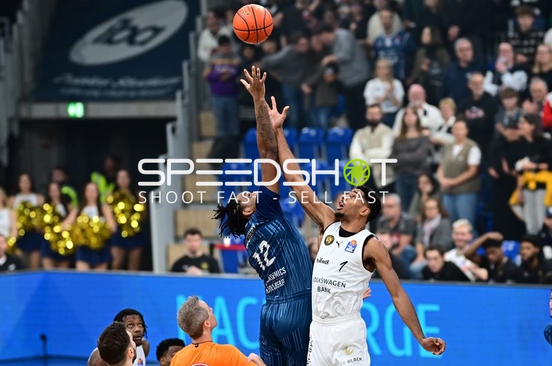 David NGuessan (1; Basketball Löwen Braunschweig) und Josh Hawley (3; Basketball Löwen Braunschweig) im Sprungduell um den Ball