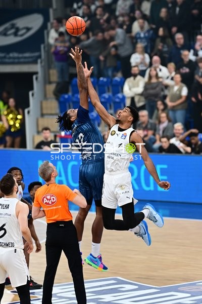 Nikola Tomic (7; Basketball Löwen Braunschweig) und Osun Osunniyi (12; MLP Academics Heidelberg) kämpfen um den Ball