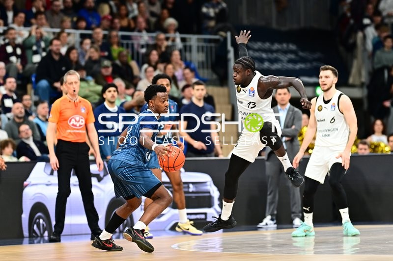 Barra Njie (13; Basketball Löwen Braunschweig) mit Ball gegen Ferdinand Zylka (6; Basketball Löwen Braunschweig) und DJ Horne (0; MLP Academics Heidelberg)