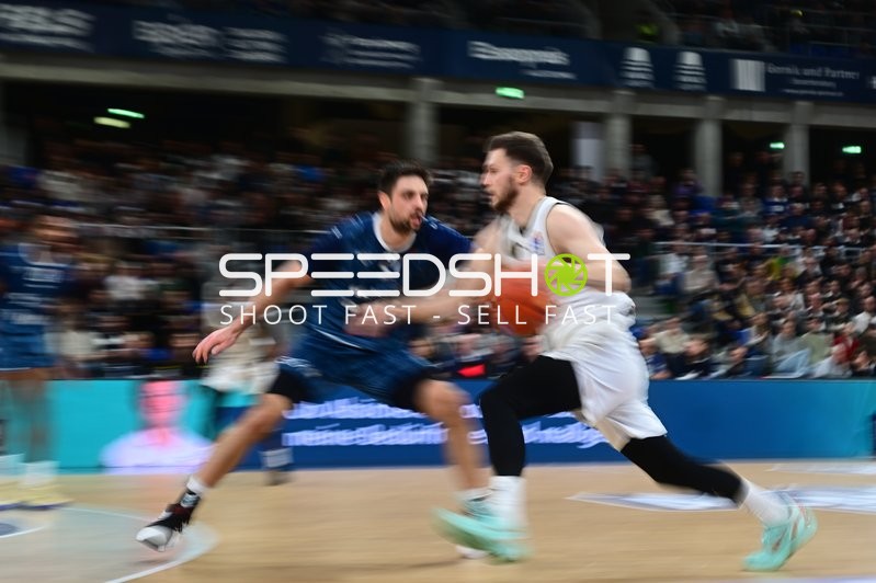 Ferdinand Zylka (6; Basketball Löwen Braunschweig) mit Ball gegen Mateo Seric (21; MLP Academics Heidelberg)