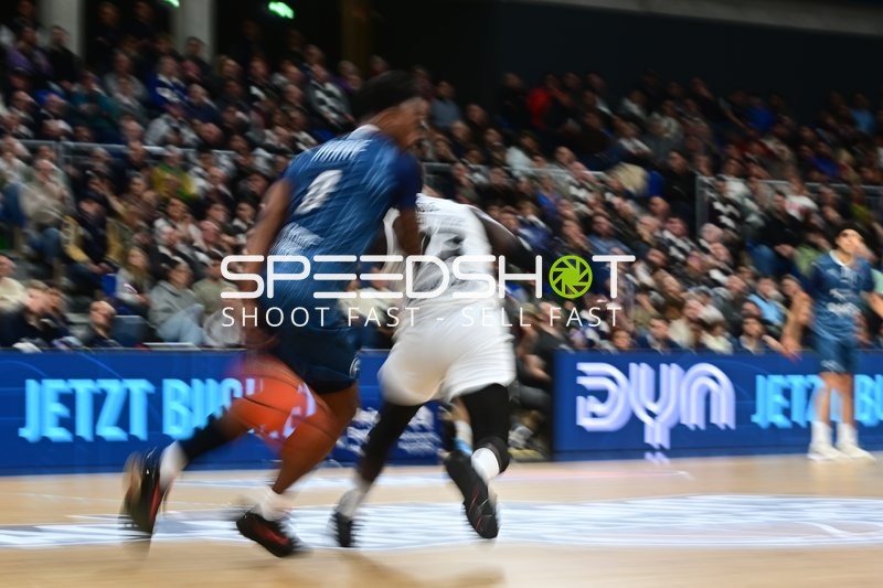 Spielaktion mit Spielern von MLP Academics Heidelberg und Basketball Löwen Braunschweig