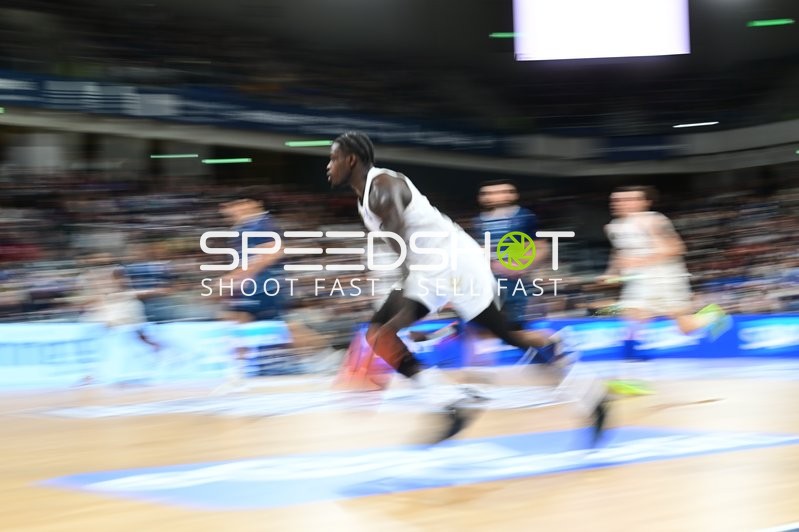 Spielaktion mit Spielern von Basketball Löwen Braunschweig und MLP Academics Heidelberg