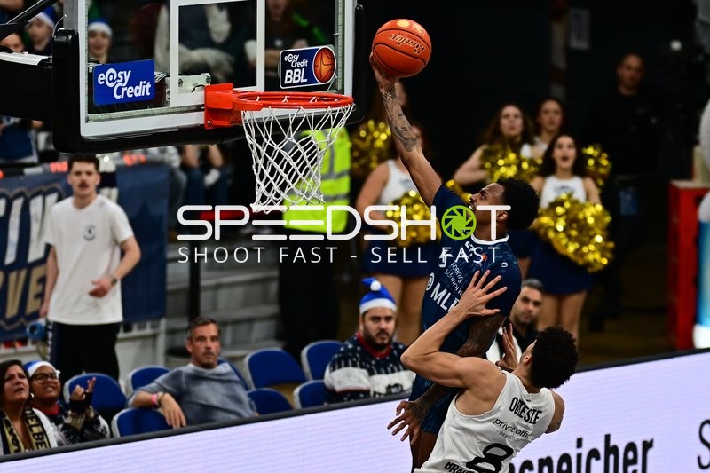 Michael Weathers (20; MLP Academics Heidelberg) mit Wurf zum Korb