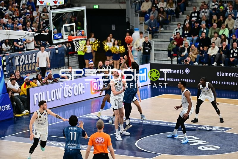 Michael Weathers (20; MLP Academics Heidelberg) mit Wurfversuch