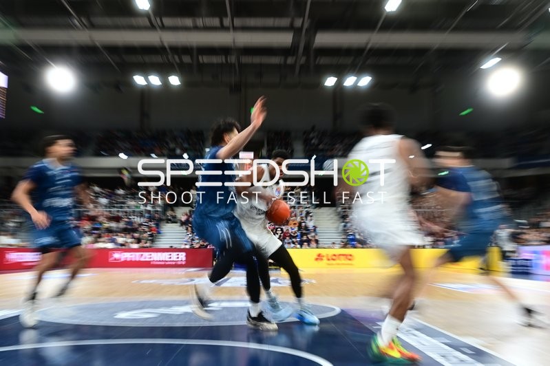 Spielaktion mit Lennart Römer (10; Basketball Löwen Braunschweig) und Josia Gentischer (4; MLP Academics Heidelberg)