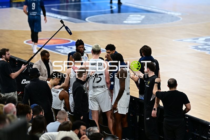 Szene mit Chip Flanigan (30; Basketball Löwen Braunschweig) und Keith Thomas (996; Basketball Löwen Braunschweig)