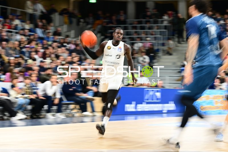 Barra Njie (13; Basketball Löwen Braunschweig) mit Ball in Aktion