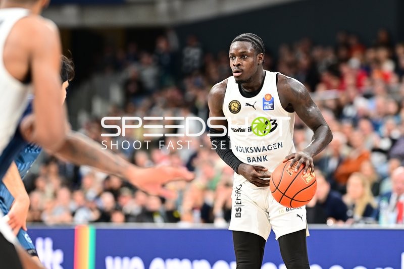 Barra Njie (13; Basketball Löwen Braunschweig) mit Ball