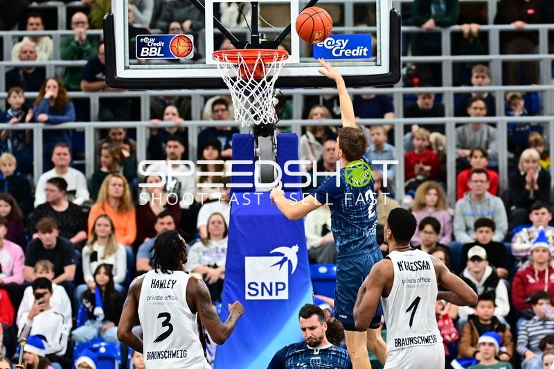 Niklas Würzner (2; MLP Academics Heidelberg) mit Wurf zum Korb