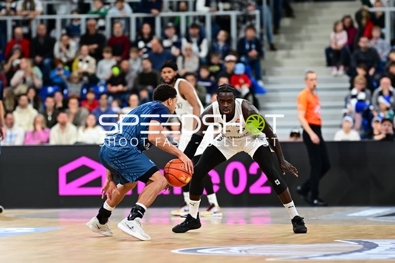 Barra Njie (13; Basketball Löwen Braunschweig) und Chip Flanigan (30; Basketball Löwen Braunschweig) in Aktion